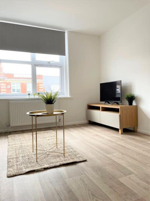 Central, Bright & Spacious Apartment - Parking Included Bournemouth Exteriör bild