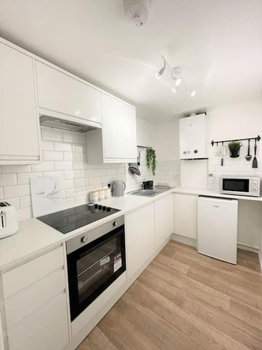 Central, Bright & Spacious Apartment - Parking Included Bournemouth Exteriör bild