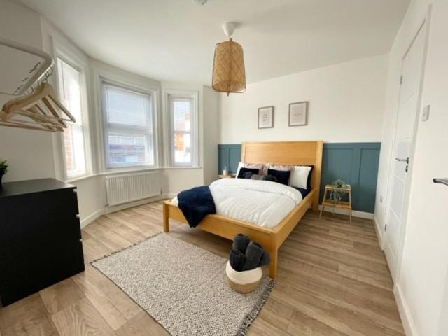 Central, Bright & Spacious Apartment - Parking Included Bournemouth Exteriör bild