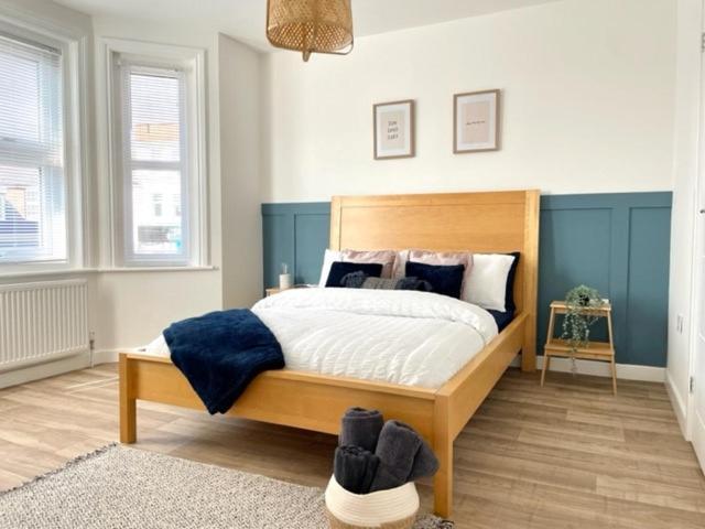 Central, Bright & Spacious Apartment - Parking Included Bournemouth Exteriör bild